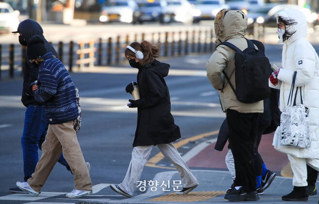 서울 지역 체감온도가 영하 26도까지 떨어지는 등 올겨울 최강 한파가 닥쳤던 지난 24일 두꺼운 옷과 모자 장갑 등으로 몸을 감싼 시민들이 서울 세종로 일대를 지나고 있다. 이준헌 기자