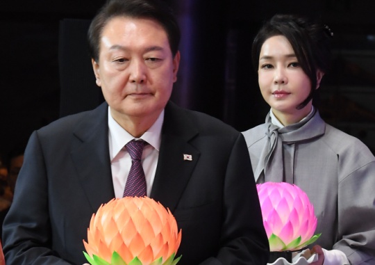 First Couple Attend the First Buddhist Lecture of the New Year: President Yoon Suk-yeol and first lady Kim Keon-hee attend and offer lamps at the Buddha Era 2567 New Year lecture meeting of Buddhists in the Republic of Korea held at COEX in Samseong-dong, Gangnam-gu, Seoul on February 6. Office of the President press photographers