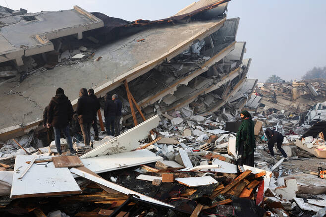 7일(현지시간) 튀르키예 하타이에서 주민들이 전날 지진으로 무너진 건물 잔해에서 생존자를 찾고 있다. 로이터연합뉴스