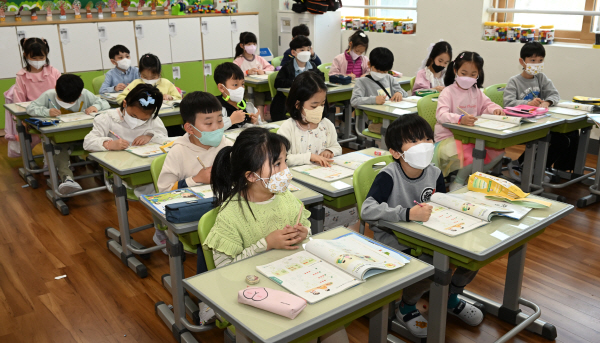 부산지역 한 초등학교 교실의 수업 모습. 위 사진은 기사와 직접적인 관련이 없다.