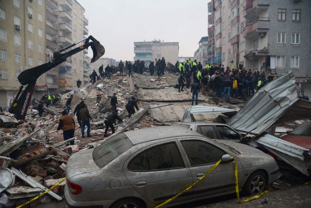 6일(현지시간) 지진으로 무너진 튀르키예 남동부 디야르바크르의 한 건물에서 사람들이 실종자를 수색하고 있다. AFP 연합뉴스