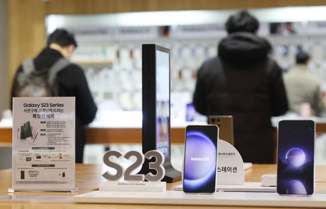 삼성전자의 새로운 스마트폰 갤럭시 S23 시리즈의 사전 예약판매가 시작된 7일 오전 서초동 삼성전자 홍보관에 고객들이 제품을 살펴보고 있다. [출처 : 연합뉴스]