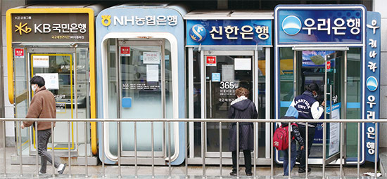 행동주의 펀드의 공개 행보가 주목받는다. 최근 얼라인운용은 주요 금융지주를 향해 배당 확대를 공개적으로 압박 했다. 사진은 서울 종로구 시중은행 현금자동입출금기(ATM)의 모습. (매경DB)