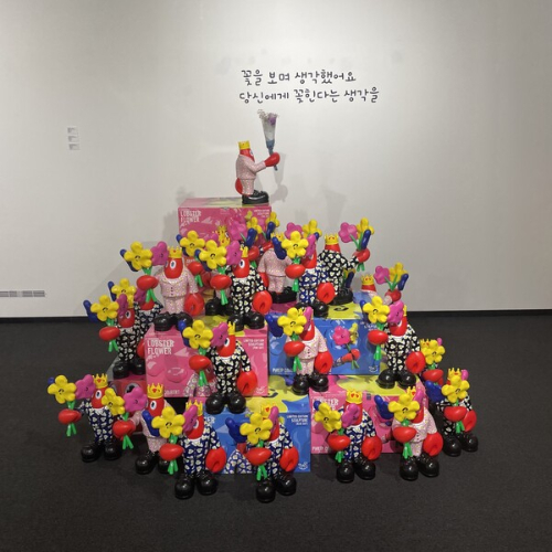 Lobster Flower Sculpture (pink/ blue/ black suit) (edition of 300), 2022, 서울 본점 포토존 전경./사진제공=아트컨티뉴