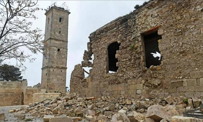 6일(현지시각) 지진으로 붕괴된 시리아 알레포의 고대 성채. 알레포 성채를 비롯해 튀르키예 가지안테프성, 디야르바크르 성채와 헤브셀 정원 등 오랜 역사를 지닌 많은 문화유산이 이번 지진으로 손상을 입었다. 알레포=AFP연합