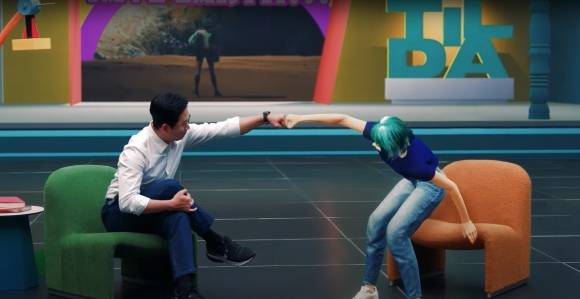 배경훈(왼쪽) LG AI연구원장이 지난해 12월 8일 온라인으로 열린 인공지능(AI) 토크 콘서트에서 자체 개발한 초거대 AI ‘엑사원’이 만든 AI 아티스트 ‘틸다’와 가상으로 만나 주먹 인사를 나누고 있다. LG 제공