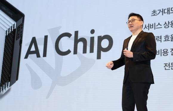 KT와 함께 ‘인공지능(AI) 반도체 드림팀’을 구성한 반도체 기업 리벨리온의 박성현 대표가 지난해 11월 KT AI 전략 기자간담회에서 자사 기술을 설명하고 있다. KT 제공