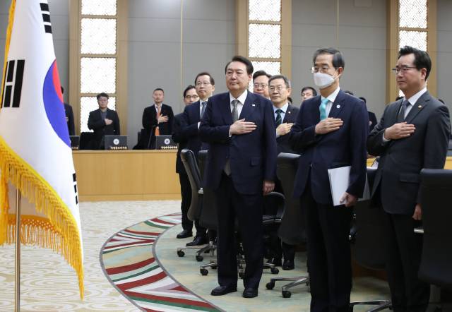 윤석열 대통령이 7일 정부세종청사에서 열린 국무회의에서 국기에 경례하고 있다. 연합뉴스