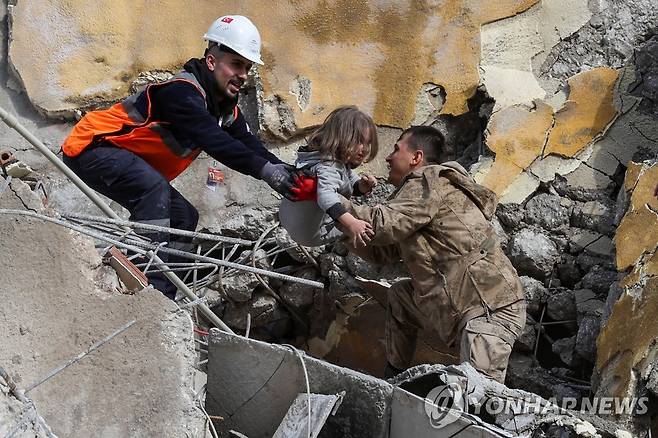 튀르키예 지진 생존자 구조 작업 (하타이 로이터=연합뉴스) 7일(현지시간) 튀르키예 하타이의 지진 피해 건물에서 구조대원들이 5살 여자 어린이를 구출하고 있다. 2023.02.07 photo@yna.co.kr