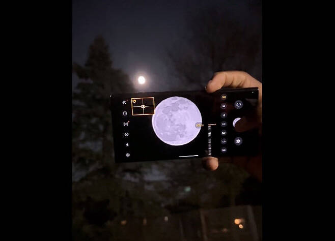 7일 (현지시각) 미국의 유명 테크 유튜버 마르케스 브라운리는 자신의 트위터에 갤럭시 S23 울트라로 밤하늘의 달을 촬영하는 영상을 게재했다. (사진=트위터)
