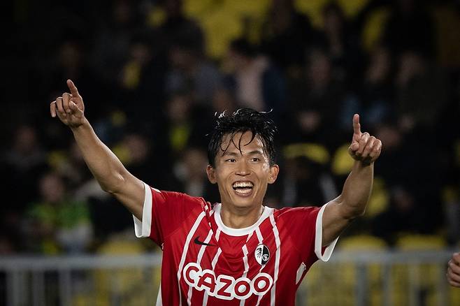 14일 열린 2022-2023 유럽축구연맹 유로파리그 낭트전에서 골을 터뜨린 뒤 세리머니를 펼치는 SC 프라이부르크의 정우영 사진=AFP/연합뉴스