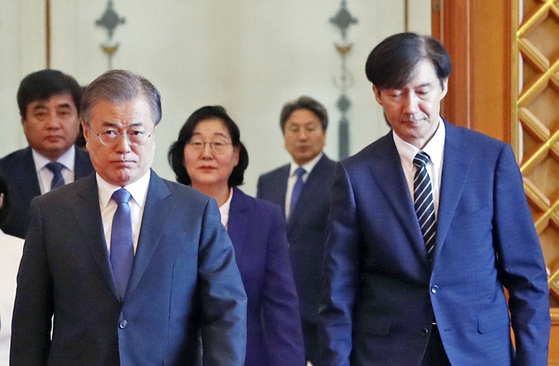 문재인 전 대통령(왼쪽)과 조국 전 법무부 장관. 〈사진=연합뉴스〉
