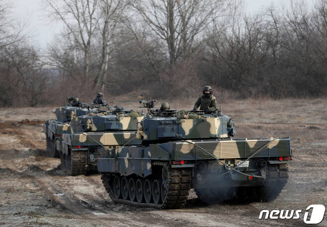 헝가리 타타 인근에서 군사 훈련 중인 독일제 레오파르트-2A4 2023.2.6 ⓒ 로이터=뉴스1 ⓒ News1 정윤미 기자