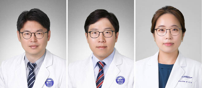 왼쪽부터 전홍재 교수, 김찬 교수, 천재경 교수