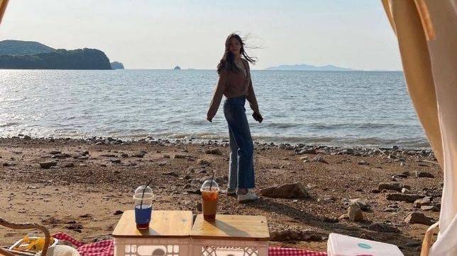 조국 전 법무부 장관의 장녀 조민씨가 1월 25일 자신의 인스타그램에 "대부도 캠핑"이라는 글과 함께 올린 사진. 간이 테이블에 파란색과 주황색 컵 홀더가 끼워진 음료 두 잔이 놓여 있다. /조민 인스타그램