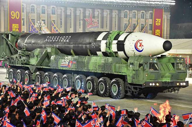 북한이 지난 2020년 10월10일 노동당 창건 기념일 열병식 때 공개한 대륙간탄도미사일(ICBM) 화성-17형. /노동신문 뉴스1