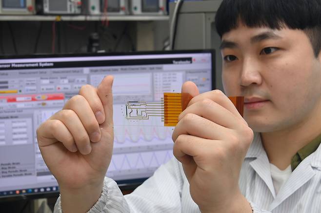 ETRI 연구진이 피부부착 센서를 시연하고 있다. /ETRI