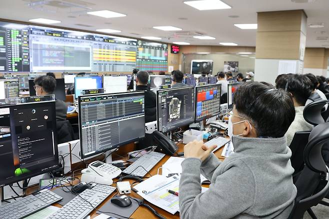 12월 17일 한국항공우주연구원 다누리 임무 운영 관제실에서 연구진들이 1차 달 임무궤도 진입 기동을 수행하고 있다. /항우연 제공