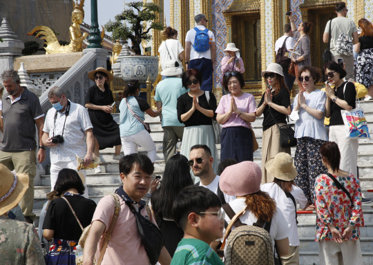 중국인 단체관광객들이 지난 7일 태국 방콕의 유명 관광지 에메랄드사원을 둘러보고 있습니다. EPA 연합뉴스