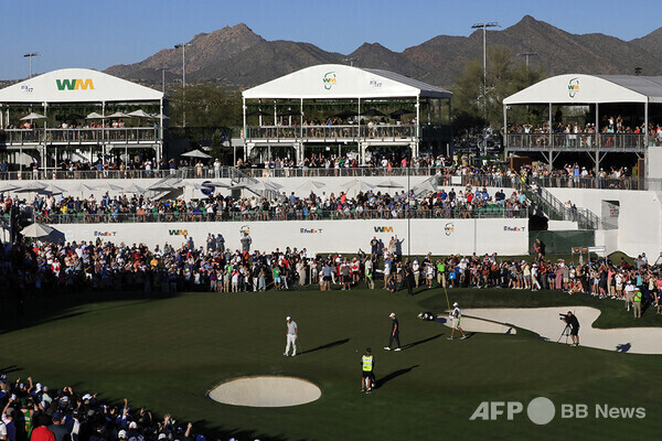 스코티 셰플러가 2022년 미국프로골프(PGA) 투어 피닉스오픈 연장전에서 우승을 확정하는 모습이다. 사진제공=ⓒAFPBBNews = News1