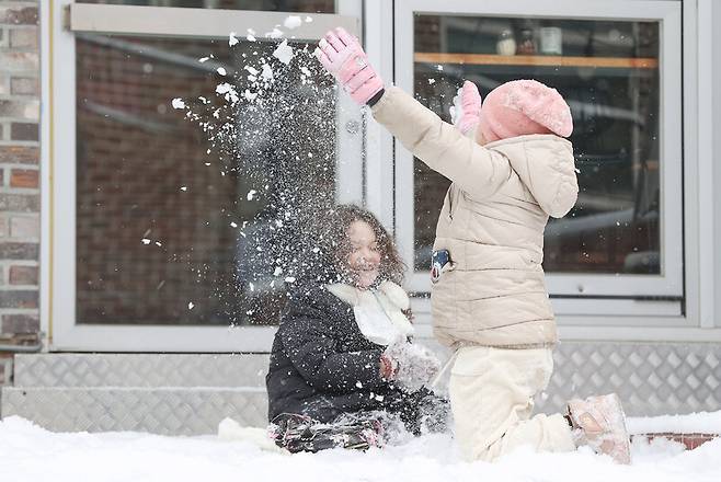 전국 곳곳에 눈이 내린 지난달 26일 서울 용산구에서 어린이들이 눈을 뿌리며 즐거운 시간을 보내고 있다. 연합뉴스