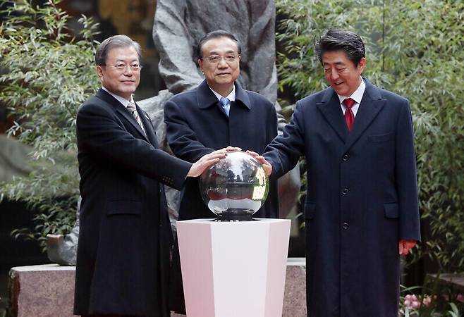 2019년 12월 문재인 대통령과 리커창 중국 총리, 아베 일본 총리가 중국 쓰촨성 청두 두보초당에서 한중일 협력 20주년 기념 제막식을 하고 있다. 청와대사진기자단