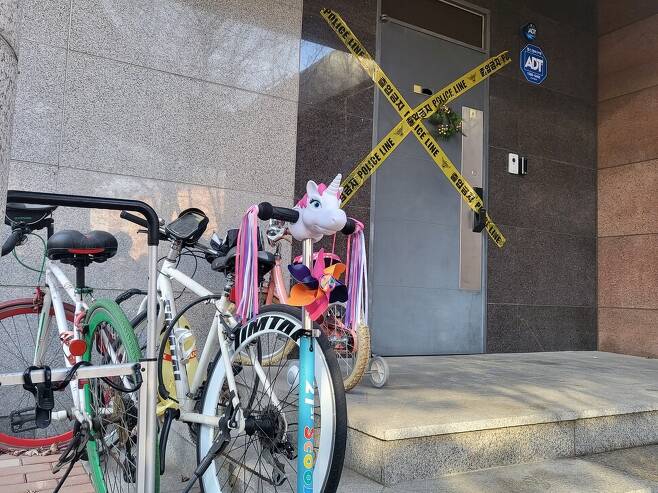 8일 오전 9시30분께 숨진 초등학생 ㄱ(12)군이 살던 인천시 남동구 한 아파트 현관 앞에 자전거들이 놓여 있다. 이승욱기자