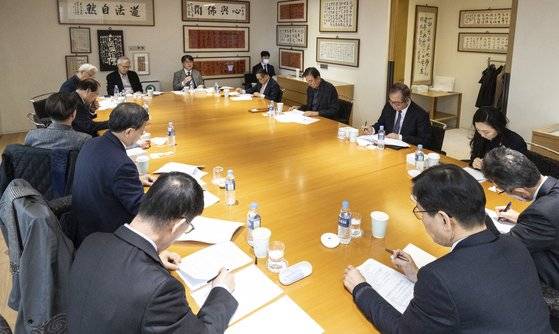 포럼 참석자(왼쪽부터 시계방향)들이 열띤 토론을 벌이고 있다. 권태환 전 국방무관, 이원덕 교수, 최상용 명예교수, 유명환 전 장관, 이희옥 소장, 신각수 전 대사, 박영준 교수, 위성락 사무총장, 홍석현 이사장, 이하경 대기자, 임은정 교수, 김두승 연구위원, 김민석 논설위원. 김현동 기자