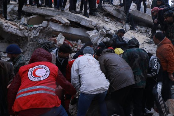지난 6일(현지시간) 튀르키예 동남부에서 발생한 대형 지진으로 피해를 입은 시리아에서 시리아적신월사 직원과 봉사원들이 구호활동을 펼치고 있다. 사진 시리아적신월사