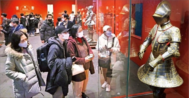 8일 서울 용산동 국립중앙박물관 기획전시실에서 열리고 있는 ‘합스부르크 600년, 매혹의 걸작들’ 전시를 찾은 관람객들이 작품을 감상하고 있다. 전시 누적 관람객은 이날 24만 명을 넘어섰다.  /허문찬  기자