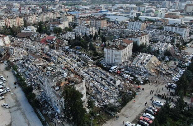 튀르키예 남부 광역 하타이 도심이 지진 발생 다음날인 7일(현지시간) 폐허로 변해 있다. 사진=AP