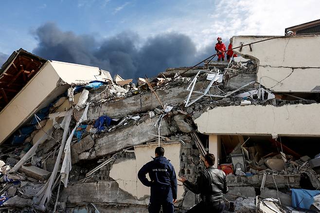7일(현지시간) 튀르키예 하타이주 이스켄데룬에서 주민들이 지진으로 무너진 건물 잔해에서 생존자를 찾고 있다. 로이터연합뉴스