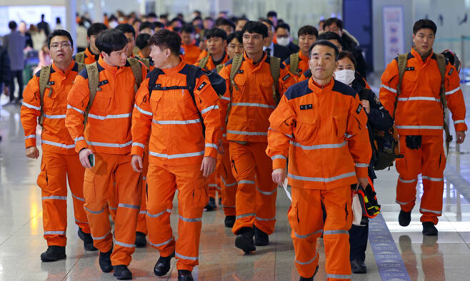 South Korean emergency rescue team heading to Turkey moves to board at Incheon Airport on Tuesday night. (Yonhap)