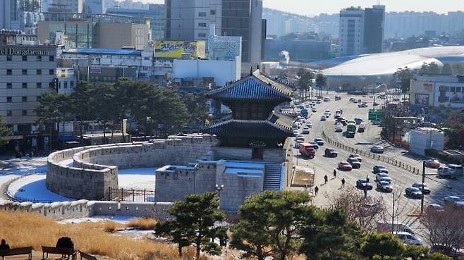 박수근 작품 대개는 동대문 밖 창신동 집 마루 작업실에서 이뤄진다. 지금의 동대문 일대. 사진=전정희