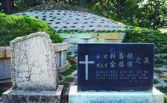 강원도 양구읍 정림리 '박수근미술관' 내에 박수근-김복순의 묘. 사진=전정희