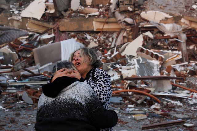 튀르키예 하타이에서 7일(현지시간) 한 여성이 지진으로 무너진 건물 잔해를 보며 울부짖고 있다. 로이터 연합뉴스