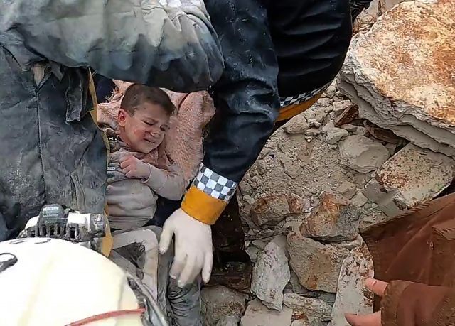 시리아 북서부 이들리브 지역의 지진 잔해 속에서 7일(현지시간) 구조대원들이 어린이를 구조하고 있다. UPI 연합뉴스