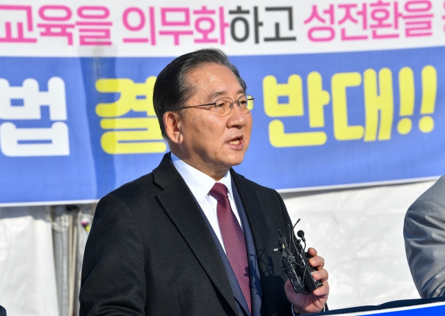 신현파 예성 총회장이 8일 서울 국회의사당 앞에서 차별금지법의 문제에 대해 설명하고 있다. 신석현 포토그래퍼