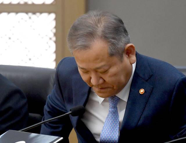 이상민 행정안전부 장관이 7일 정부세종청사 국무회의실에서 열린 2023년도 제6회 국무회의에 참석해 굳은 표정으로 자리에 앉고 있다. 세종=김지훈 기자