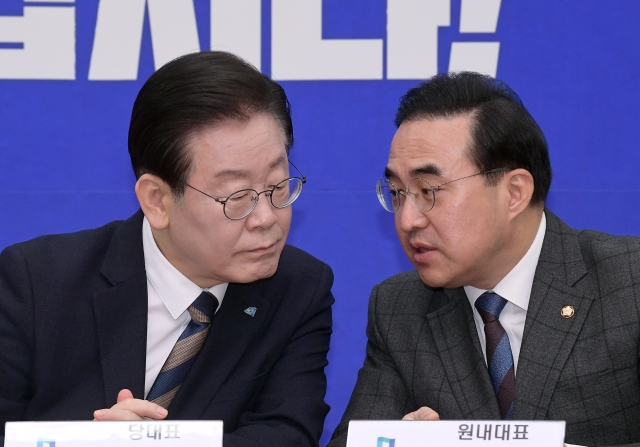 이재명 더불어민주당 대표와 박홍근 원내대표가 8일 국회에서 열린 최고위원회의에서 대화를 나누고 있다. 최현규 기자