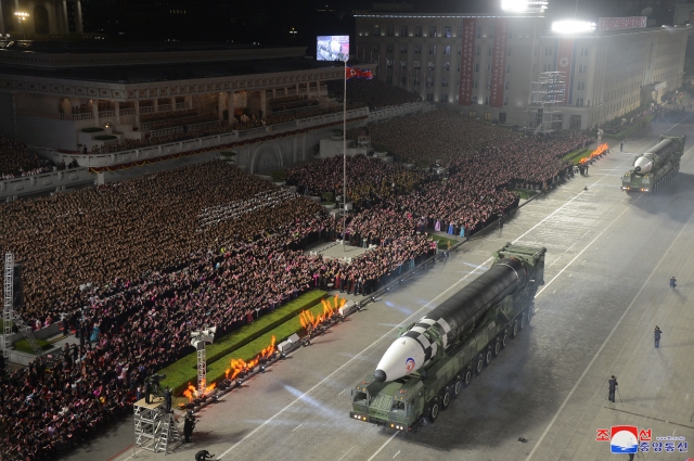 북한이 2022년 4월 25일 김일성광장에서 개최한 조선인민혁명군(항일유격대) 창건 90주년 열병식에서 대륙간탄도미사일(ICBM) '화성-17형'이 등장하는 모습. 연합뉴스