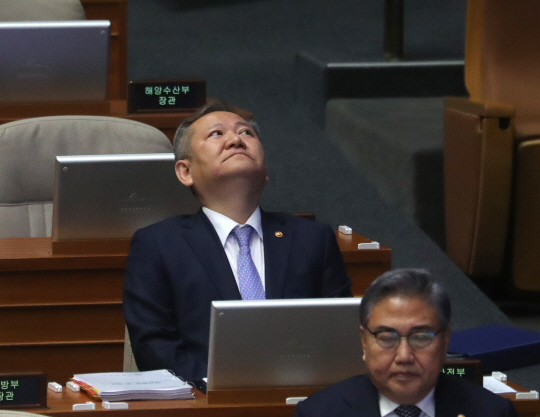 2월 6일 오후 서울 여의도 국회에서 열린 제403회국회(임시회) 제2차 본회의에서 이상민 행정안전부 장관이 고개를 들어 위를 바라보고 있다. 뉴시스