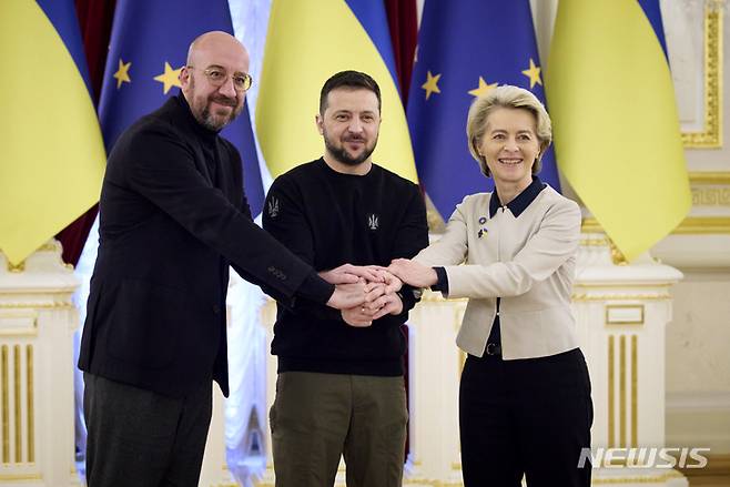 [키이우=AP/뉴시스] 볼로디미르 젤렌스키(가운데) 우크라이나 대통령이 3일(현지시간) 키이우에서 열린 유럽연합(EU)-우크라이나 정상회담에서 우르줄라 폰 데어 라이엔(오른쪽) EU 집행위원장(오른쪽), 샤를 미셸 EU 정상회의 상임의장과 악수하고 있다. 젤렌스키 대통령은 "바흐무트를 내주지 않을 것"이라며 "할 수 있는 한 오래 싸울 것"이라고 밝혔다. 2023.02.04.