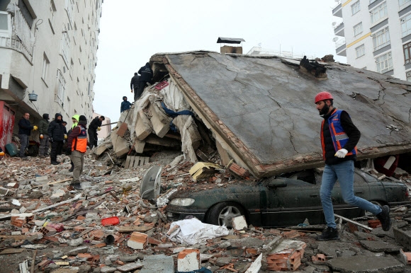 6일(현지시간) 구조대원들이 지진으로 붕괴한 튀르키예 남동부 디야르바크르의 한 건물에서 실종자를 수색하고 있다. 2023.2.6  로이터 연합뉴스