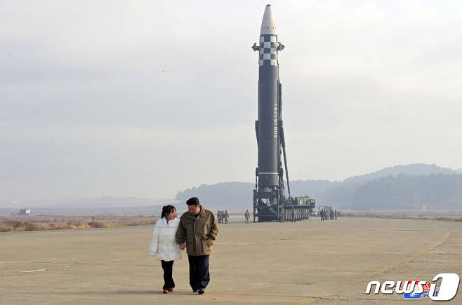 김정은 북한 국무위원장이 지난해 11월19일 그의 딸과 함께 대륙간탄도미사일(ICBM) 앞을 걷고 있다. 22.11.19 ⓒ 로이터=뉴스1 ⓒ News1 김예슬 기자