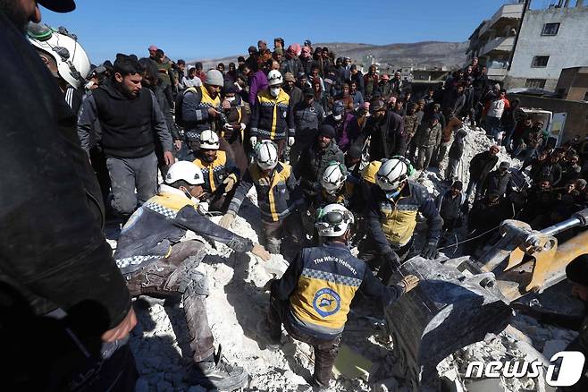 8일(현지시간) 시리아 민방위대인 '하얀 헬멧'이 시리아 반군 장악 지역인 이들리브에서 지진 희생자를 이송하고 있다. 23.02.08 ⓒ AFP=뉴스1 ⓒ News1 김예슬 기자