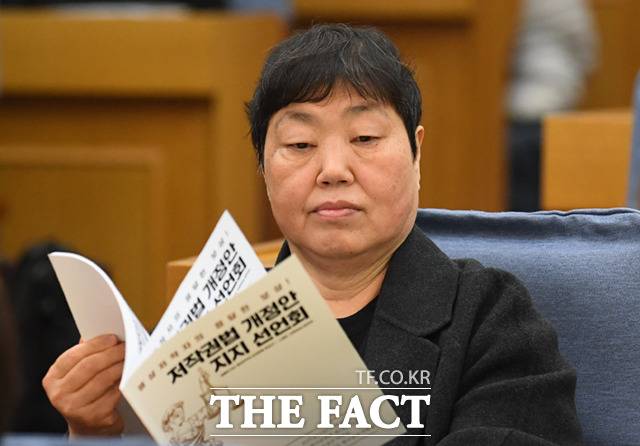 임순례 감독이 자료를 살펴보고 있다.