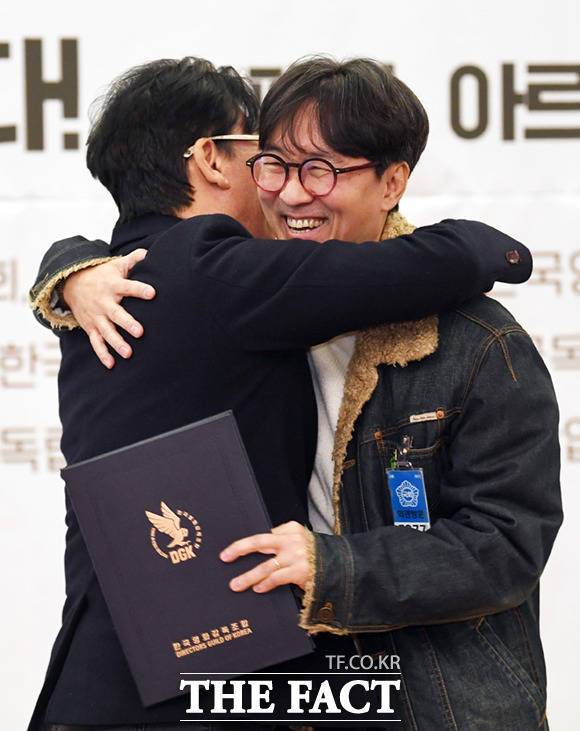 장항준 감독에게 저작권료를 받으며 윤 감독과 포옹하고 있다.
