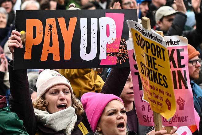 지난 1일 영국 맨체스터 성 베드로 광장에서 교원노조 소속 교사들이 임금 인상을 요구하는 시위를 벌이고 있다. /AFP연합