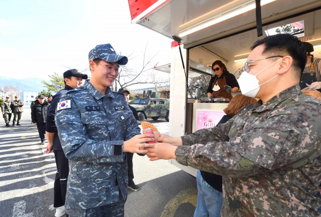 경남 창원시에 있는 해군교육사령부 군교회가 8일 장병들의 사기 및 신앙심을 증진하기 위해 푸드트럭을 운영하고 있다. 해군교육사 제공